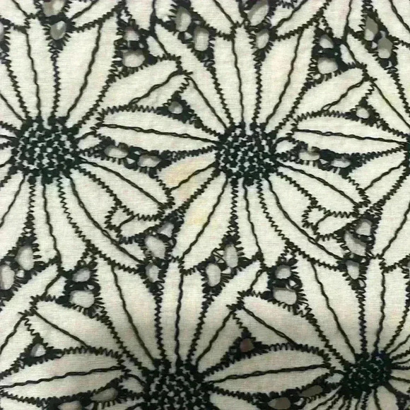 J. McLaughlin Floral Eyelet Black White Top Blouse Short Sleeve Size Small - Picture 4 of 8